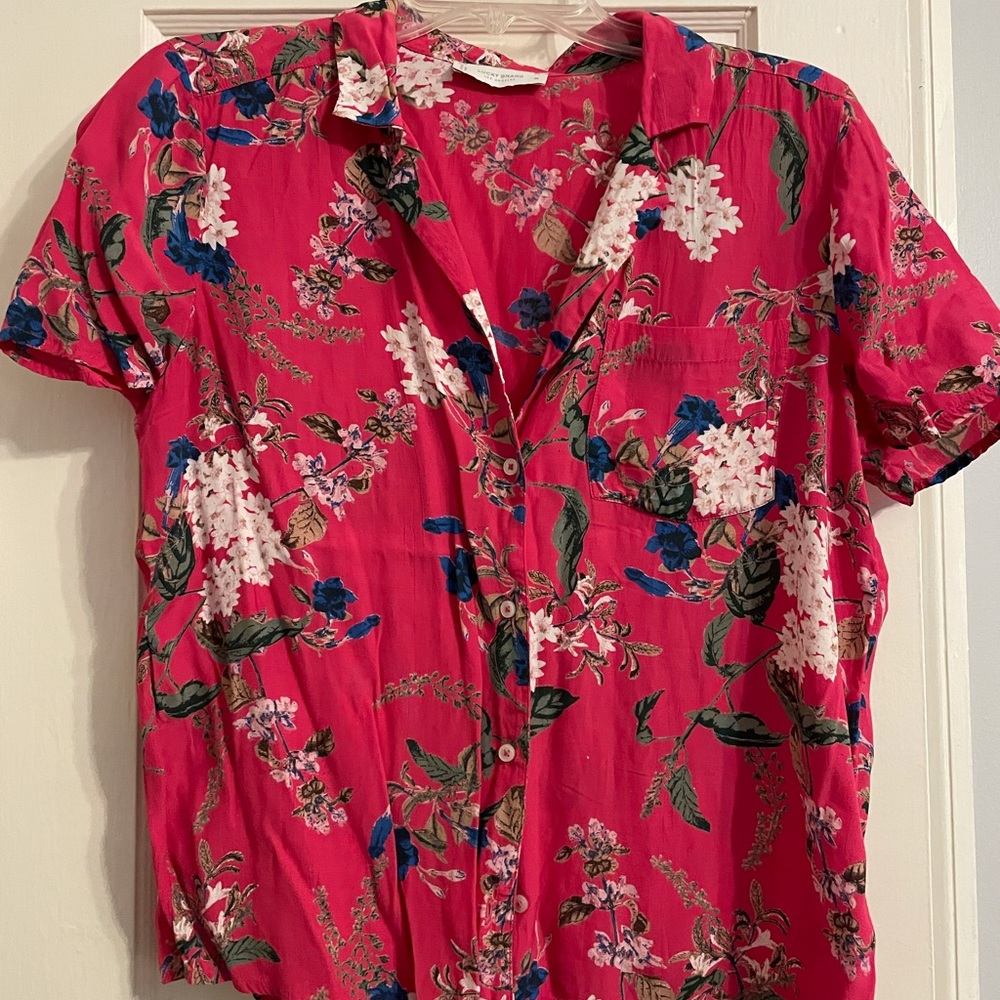 This is a short sleeved button down shirt from Lucky Brand.
